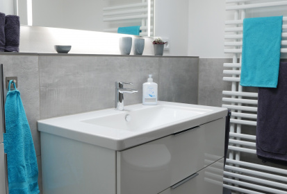 Kleines Badezimmer Mit Grauem Boden : Badtrend Grau Warum Dunkle Farben